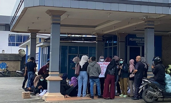Tegang! Gelar Aksi Protes Mantan dan Karyawan RS Haji Darjad Soal Gaji Tertunggak