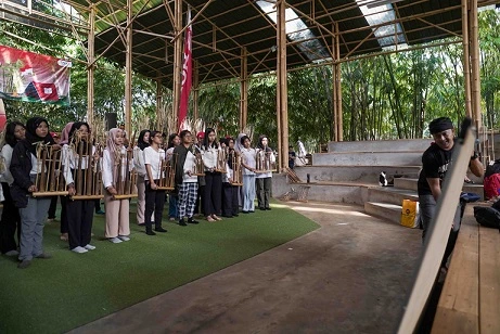 42 Pelajar dan Guru Belajar Budaya Angklung di Saung Udjo