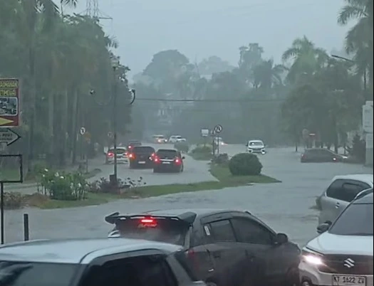 Balikpapan Banjir Balikpapan Dikepung Banjir, Sejumlah Jalan Lumpuh Total Akibat Hujan Sejak Pagi
