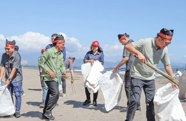Mitigasi Perubahan Iklim, Yayasan AHM Tanam Mangrove dan Lepas Tukik