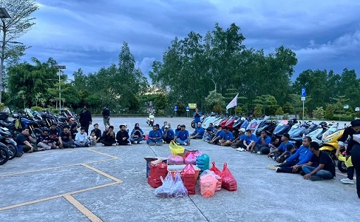 Ngabuburit Penuh Berkah! Honda Bikers Samarinda Tebar 1000 Takjil untuk Warga