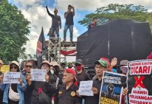 Demo Besar di Samarinda! Massa Bawa Rapor Merah 36 Halaman untuk Pemprov Kaltim Demo Besar di Samarinda! Massa Bawa Rapor Merah 36 Halaman untuk Pemprov Kaltim Demo Kaltim