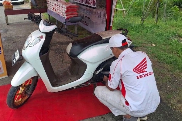 Honda Care Bantu Warga Terdampak Banjir Kutai Barat, Motor Dicek dan Ganti Busi Gratis