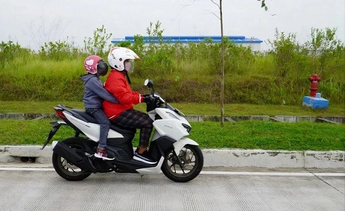 Libur Sekolah Tiba, Ini 7 Tips Aman Bonceng Anak Naik Motor