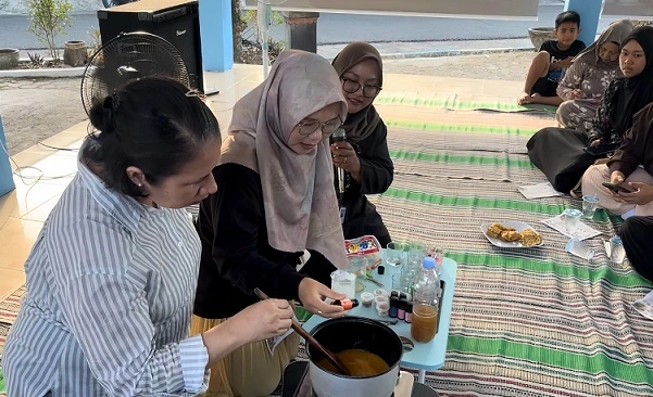 Minyak Jelantah Disulap Jadi Lilin Aromaterapi, Warga Mentaos Banjarbaru Ikut Praktik